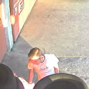 İş yerinin önündeki araç lastiklerini ateşe verdi