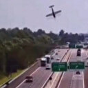 İtalya'da seyir halindeki uçak otoyola çakıldı