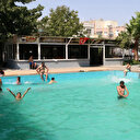 Kilis'te hava sıcaklığı 41 dereceye yükseldi: Vatandaşlar parklara havuzlara akın etti