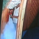 Camide sorumsuz şakalaşma: Yangın tüpüyle birbirlerine sıktılar etraf toz duman oldu