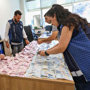 Van’da yakalanan dilencinin üzerinden 75 bin 950 lira çıktı: Zabıta makineyle saydı