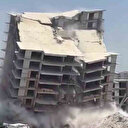 Hatay'da 12 katlı bina saniyeler içinde yerle bir oldu