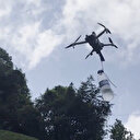 Çay hasadı yapan akrabasına dronla su taşıdı