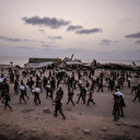 İsrail'in açlığa mahkum ettiği Gazzeliler kısıtlı miktardaki una ulaşmak üzere yardım dağıtım noktasına gitti