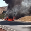 Siirt'te seyir halindeki araç alev alev yandı