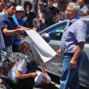 Vatandaşlar yaralı kadın sürücüyü güneşten havluyla korudu