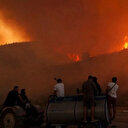Mahallesini terk etmeyen kadın evleri orman yangınından korudu