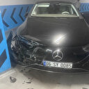 İzmir'de vale lüks otomobili duvara çarptı