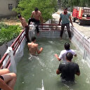 Traktör römorkunu havuza çevirip çocukları serinletti