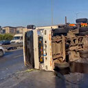 TEM Otoyolu’nda kamyonet devrildi: Trafik yoğunluğu oluştu