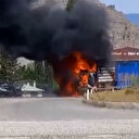 Seyir halinde aniden yanan TIR alevlere teslim oldu