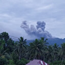 Indonésie: le mont Dukono entre à nouveau en éruption, une colonne de cendres atteint 1.100 mètres