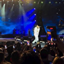 Bursa'da sahnede talihsiz anlar: Bayhan şarkı söylerken yere düştü