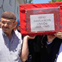 Yürek yakan veda: Oğlunun tabutunu omuzladı