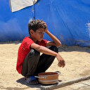 Açlıkla mücadele eden Gazzelilere sıcak yemek dağıtıldı