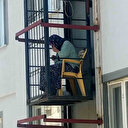 Binanın dışında bulunan asansörde mahsur kalan yaşlı kadını itfaiye kurtardı