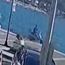 Çeşme’de ilginç kaza: Motosikletiyle denize uçtu