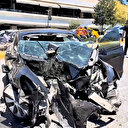 Kontrolden çıkan Tesla çarptığı ağacı devirdi: 4 kişi yaralandı