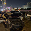 Makas atan araç kazaya sebep oldu: 2 otomobil yol ayrımındaki boşluğa düştü