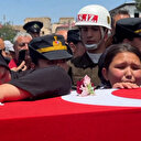 Şehit Uzman Çavuş Enver Yaman’a yürek yakan veda: ‘Sana topladım’ deyip babasının tabutuna çiçek bıraktı