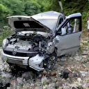 Rize'de kontrolden çıkan hafif ticari araç dereye uçtu