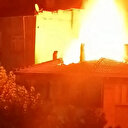 Pendik’te 3 katlı binanın çatısında yangın paniği