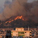 İzmir Buca'da minibüs yangını ormanlık alana sıçradı: Havadan ve karadan müdahale sürüyor