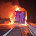Bursa'da otoyolda seyir halinde yanmaya başlayan kamyon söndürüldü