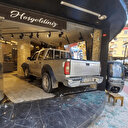 Manisa'da pikap otomobile çarpıp mobilya mağazasına girdi: İki kişi yaralandı