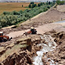 Sulama kanalından akan su ve çamur yolu kapattı