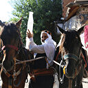 At sırtında yollarda, Diyarbakır'ın 'Buzcu Baba'sı hem hayır işliyor hem de para kazanıyor: Tarlalarda çalışan işçilerin imdadına yetişiyor