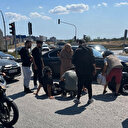 Otomobile çarpmamak için manevra yapan motosiklet devrildi