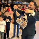 Düğünde şaşırtan anlar: Kahramanmaraş'ta kebapçı ağabey damat kardeşine tavuk pirzola taktı