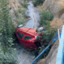 Ümraniye’de kaza yapan araç dere yatağına düştü