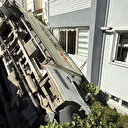 Karabük’te freni boşalan kamyonet apartmanın bahçesine düştü