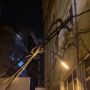 Kağıthane’de TIR kablolara takıldı: Aydınlatma direği binaya yaslandı