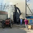 Yıkımı devam eden fabrikada kıvılcım sıçramasıyla yangın çıktı: Kısa sürede büyüdü