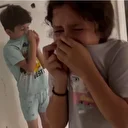 İsrail saldırısının ilk anlarını kayda aldı: Gazzeli baba çocuklarına sarılarak sakinleştirmeye çalıştı