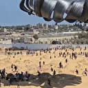 İsrail'in açlığa mahkum ettiği Filistinliler paraşütle indirilen insani yardım malzemelerine akın etti