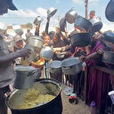 Gazze'de açlıkla mücadele eden Filistinlilere yemek dağıtıldı