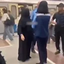 Müslüman kadınlar tesettürlerine hakaret eden adama haddini bildirdi