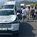 Yolun karşısına geçen aileye otomobil çarptı : 1’i ağır 4 yaralı