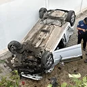 Kaza sonrası savrulan otomobil apartman bahçesine düştü: Üç kişi yaralandı