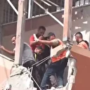 İşgalci İsrail vurduğu hastanede şehitleri çıkaran ekibi de doğrudan hedef aldı: Saldırı anı canlı yayına böyle yansıdı