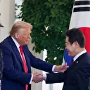 Trump'ın elindeki morluğa Beyaz Saray'dan açıklama: Sürekli el sıkışmaktan