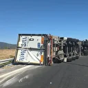 Çay yüklü TIR devrildi, otoyol kavşağı üç saat trafiğe kapandı