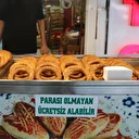 Otogarın iyilik kapısı: Diyarbakır’da esnaf 6 yıldır ihtiyaç sahiplerine ücretsiz simit ve su dağıtıyor