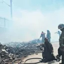 Ege'nin incisi İzmir koskoca bir açık hava çöplüğüne döndü: Sanayi sitesindeki çöpler yangına sebep olduğu için esnaf yakmaya başladı