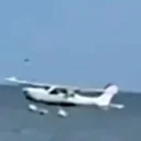 Yürekleri ağza getiren anlar: Denize acil iniş yapmaya çalışan küçük uçak suya çakıldı