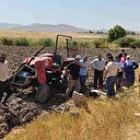 Devrilen traktörün altında kalan genç hayatını kaybetti